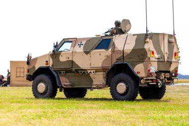 Feldkirchen / Almanya - 9 Haziran 2018: Bundeswehr, dan Alman Atf Dingo sürücüler bir yolda Bundeswehr gününde. Atf Dingo bir Alman ağır askeri Mrap piyade hareketlilik zırhlı bir araçtır.