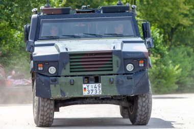 Feldkirchen / Almanya - 9 Haziran 2018: Alman zırhlı personel taşıyıcı Bundeswehr, üzerinden Mowag Eagle sürücüler bir yolda Bundeswehr gününde.