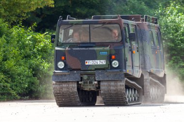 Feldkirchen / Almanya - 9 Haziran 2018: Alman zırhlı personel taşıyıcı Bandvagn 206, Bundeswehr, sürücüler bir yolda Bundeswehr gününde.