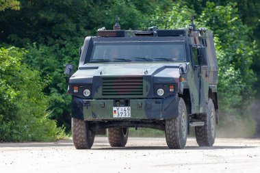Feldkirchen / Almanya - 9 Haziran 2018: Alman zırhlı personel taşıyıcı Bundeswehr, üzerinden Mowag Eagle sürücüler bir yolda Bundeswehr gününde.