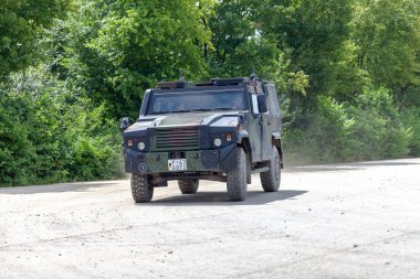 Feldkirchen / Almanya - 9 Haziran 2018: Alman zırhlı personel taşıyıcı Bundeswehr, üzerinden Mowag Eagle sürücüler bir yolda Bundeswehr gününde.