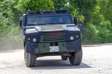 Feldkirchen / Almanya - 9 Haziran 2018: Alman zırhlı personel taşıyıcı Bundeswehr, üzerinden Mowag Eagle sürücüler bir yolda Bundeswehr gününde.