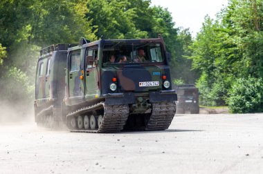 Feldkirchen / Almanya - 9 Haziran 2018: Alman zırhlı personel taşıyıcı Bandvagn 206, Bundeswehr, sürücüler bir yolda Bundeswehr gününde.
