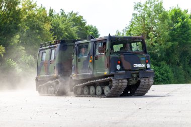 Feldkirchen / Almanya - 9 Haziran 2018: Alman zırhlı personel taşıyıcı Bandvagn 206, Bundeswehr, sürücüler bir yolda Bundeswehr gününde.