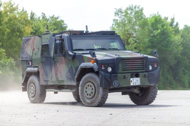 Feldkirchen / Almanya - 9 Haziran 2018: Alman zırhlı personel taşıyıcı Bundeswehr, üzerinden Mowag Eagle sürücüler bir yolda Bundeswehr gününde.