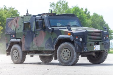 Feldkirchen / Almanya - 9 Haziran 2018: Alman zırhlı personel taşıyıcı Bundeswehr, üzerinden Mowag Eagle sürücüler bir yolda Bundeswehr gününde.