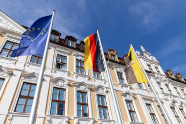 Magdeburg Eyalet Parlamentosu önünde Avrupa, Almanca ve Saksonya-Anhalt bayrak / Almanya