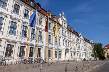 Magdeburg Eyalet Parlamentosu önünde Avrupa, Almanca ve Saksonya-Anhalt bayrak / Almanya