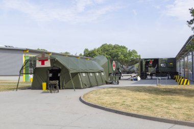 Munster / Almanya - 16 Haziran 2018: Alman askeri sahra hastanesi bir barrack açık gün boyunca bir plaka üzerinde durur