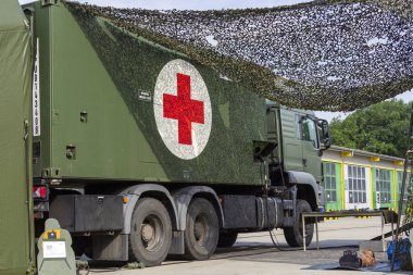 Munster / Almanya - 16 Haziran 2018: Alman askeri sahra hastanesi bir barrack açık gün boyunca bir plaka üzerinde durur