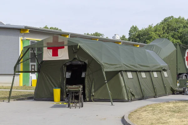 Munster / Almanya - 16 Haziran 2018: Alman askeri sahra hastanesi bir barrack açık gün boyunca bir plaka üzerinde durur