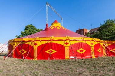 Sirk çadırının kırmızı ve sarı renklerde