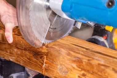 Yakın bir elektrikli testere qədər bir odun keser