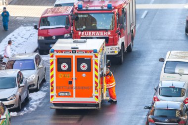 Nurnberg / Almanya - 4 Mart 2018: Alman acil servis araçları standları yakınında bir ev bir kazada sokakta