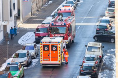 Nurnberg / Almanya - 4 Mart 2018: Alman acil servis araçları standları yakınında bir ev bir kazada sokakta