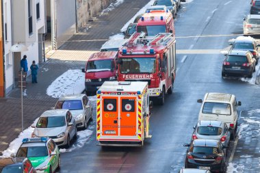 Nurnberg / Almanya - 4 Mart 2018: Alman acil servis araçları standları yakınında bir ev bir kazada sokakta