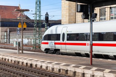 Nurnberg / Almanya - 11 Mart 2018: buz 3, Almanya'da Deutsche Bahn geçer tren istasyonu Nurnberg şehirlerarası-Express tren.
