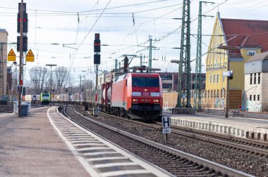 Nurnberg / Almanya - 11 Mart 2018: Avrupa iyi tren geçer Nurnberg bir Alman tren istasyonunda.