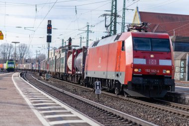 Nurnberg / Almanya - 11 Mart 2018: Avrupa iyi tren geçer Nurnberg bir Alman tren istasyonunda.