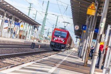 Nurnberg / Almanya - 11 Mart 2018: Avrupa iyi tren geçer Nurnberg bir Alman tren istasyonunda.