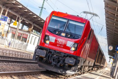 Nurnberg / Almanya - 11 Mart 2018: Avrupa iyi tren geçer Nurnberg bir Alman tren istasyonunda.