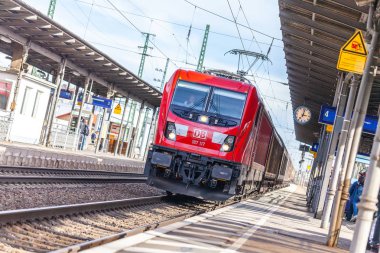 Nurnberg / Almanya - 11 Mart 2018: Avrupa iyi tren geçer Nurnberg bir Alman tren istasyonunda.