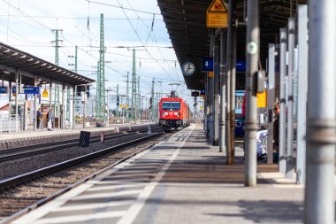 Nurnberg / Almanya - 11 Mart 2018: Avrupa iyi tren geçer Nurnberg bir Alman tren istasyonunda.