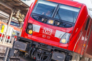 Nurnberg / Almanya - 11 Mart 2018: Avrupa iyi tren geçer Nurnberg bir Alman tren istasyonunda.