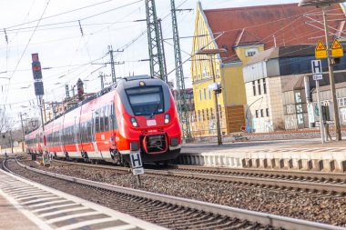 Nurnberg / Almanya - 11 Mart 2018: Deutsche Bahn bölgesel Express tren yeniden geçer tren istasyonu Nurnberg Almanya.