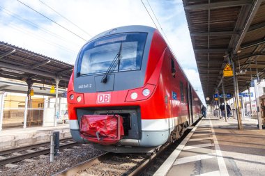 Nurnberg / Almanya - 11 Mart 2018: Deutsche Bahn bölgesel Express tren yeniden geçer tren istasyonu Nurnberg Almanya.