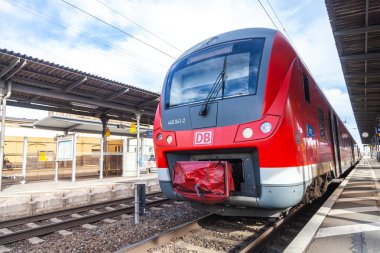 Nurnberg / Almanya - 11 Mart 2018: Deutsche Bahn bölgesel Express tren yeniden geçer tren istasyonu Nurnberg Almanya.