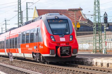 Nurnberg / Almanya - 11 Mart 2018: Deutsche Bahn bölgesel Express tren yeniden geçer tren istasyonu Nurnberg Almanya.