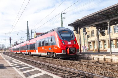 Nurnberg / Almanya - 11 Mart 2018: Deutsche Bahn bölgesel Express tren yeniden geçer tren istasyonu Nurnberg Almanya.