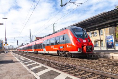 Nurnberg / Almanya - 11 Mart 2018: Deutsche Bahn bölgesel Express tren yeniden geçer tren istasyonu Nurnberg Almanya.