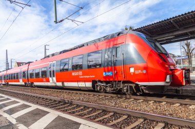 Nurnberg / Almanya - 11 Mart 2018: Deutsche Bahn bölgesel Express tren yeniden geçer tren istasyonu Nurnberg Almanya.