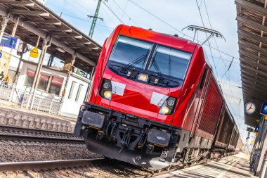 Alman yük treni bir tren istasyonu geçer