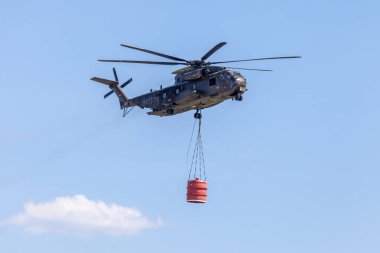 Berlin / Almanya - 28 Haziran 2018: Sikorsky S-65, Ch-53 nakliye helikopteri Bundeswehr üzerinden uçar ile bir su deposu, Berlin, Almanya.