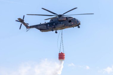 Berlin / Almanya - 28 Haziran 2018: Sikorsky S-65, Ch-53 nakliye helikopteri Bundeswehr üzerinden uçar ile bir su deposu, Berlin, Almanya.