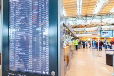 Hamburg / Almanya - 28 Eylül 2018: kalkış ekran airport Hamburg tezgaha iade yakınındaki