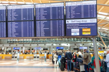 Hamburg / Almanya - 28 Eylül 2018: gezginler beklediği bir hareket altında görüntülemek için kontrol altında Hamburg Airport