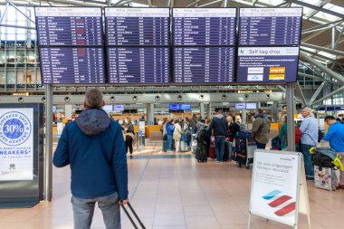 Hamburg / Almanya - 28 Eylül 2018: gezginler beklediği bir hareket altında görüntülemek için kontrol altında Hamburg Airport