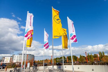 Hamburg / Almanya - 28 Eylül 2018: Alman Lufthansa ve Eurowings airport Hamburg üzerinde bayrakları