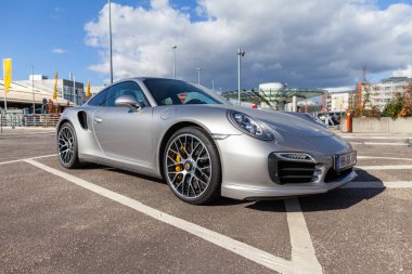Hamburg / Almanya - 28 Eylül 2018: Porsche 911'i duruyor Airport Hamburg yakınındaki Park çok üzerinde