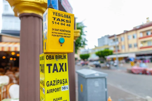 Αττάλεια Τουρκία Σεπτεμβρίου 2018 Τουρκική Ταξί Καλώντας Σημάδι Στέκεται Έναν — Φωτογραφία Αρχείου