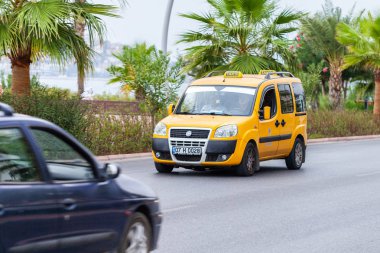 Antalya / Türkiye - 29 Eylül 2018: Türk taksi sürücüleri Antalya'da bir sokakta