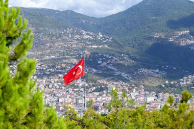 Antalya şehir önünde Türk bayrağı