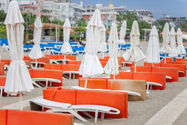 Plaj sandalyeleri Antalya sahil üzerinde duruyor / Türkiye