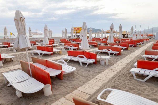 Plaj sandalyeleri Antalya sahil üzerinde duruyor / Türkiye