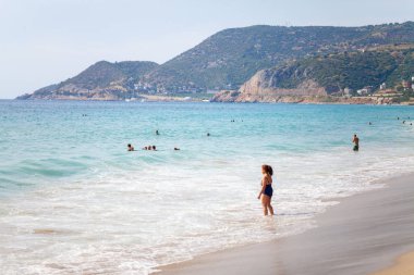 Antalya / Türkiye - 30 Eylül 2018: insanlar sahiptir güneşli bir gün Antalya sahilde