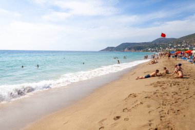 Antalya / Türkiye - 30 Eylül 2018: insanlar sahiptir güneşli bir gün Antalya sahilde